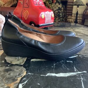 Vionic Jacey black leather low heel wedges size 8